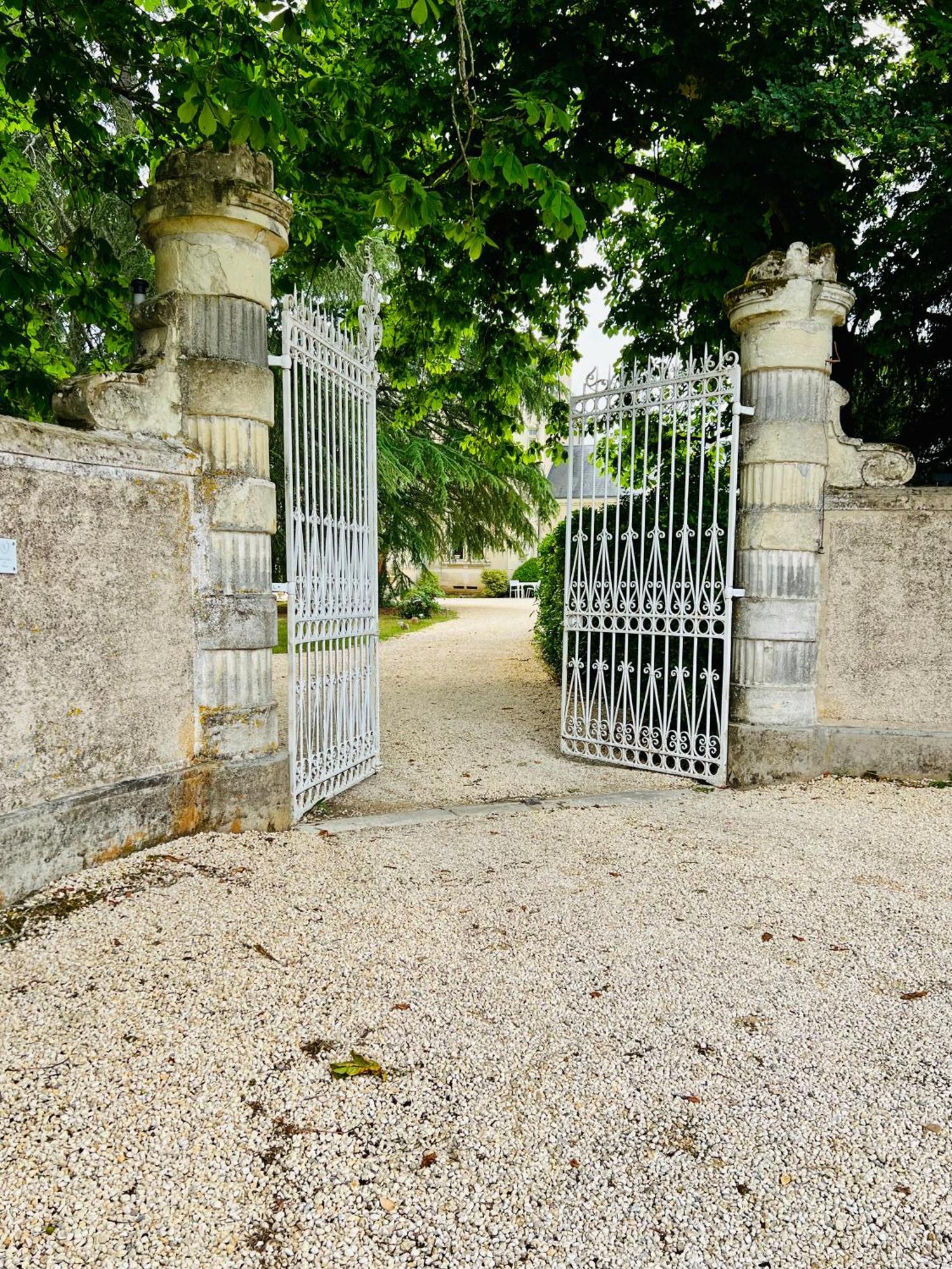 Le Chateau De Leugny Oiron Kültér fotó